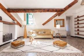 Spianata di Castelletto, 5-Bed Elegant Attic in the Historic Center of Genoa